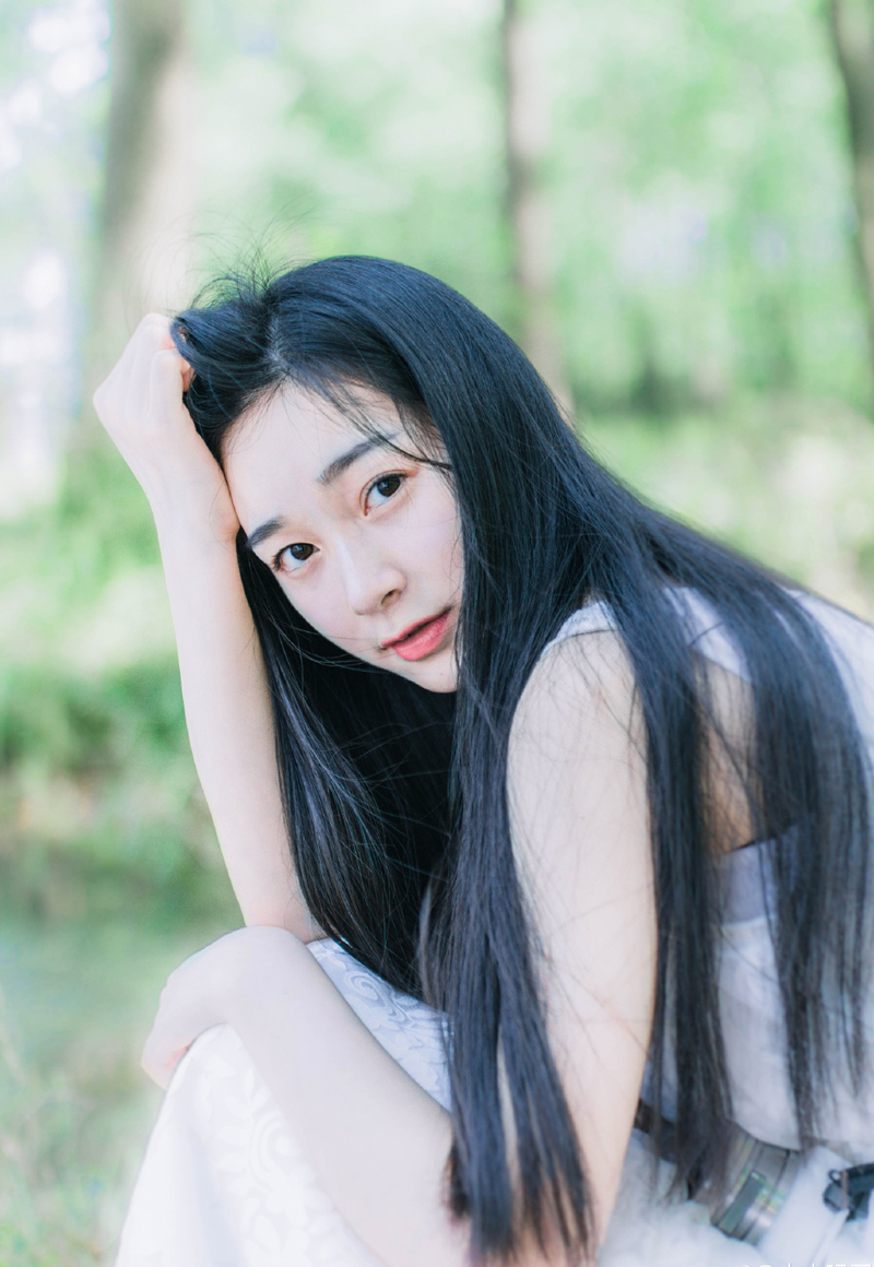 就在众人准备散去的时候，一名小校从议事厅外冲进来，跪在地上凄厉的道：“主公，城上泠苞将军刚刚传来讯息，魏延带领阆中八万大军出绵竹关，已与庞统合兵，此刻已经开始围城了！”